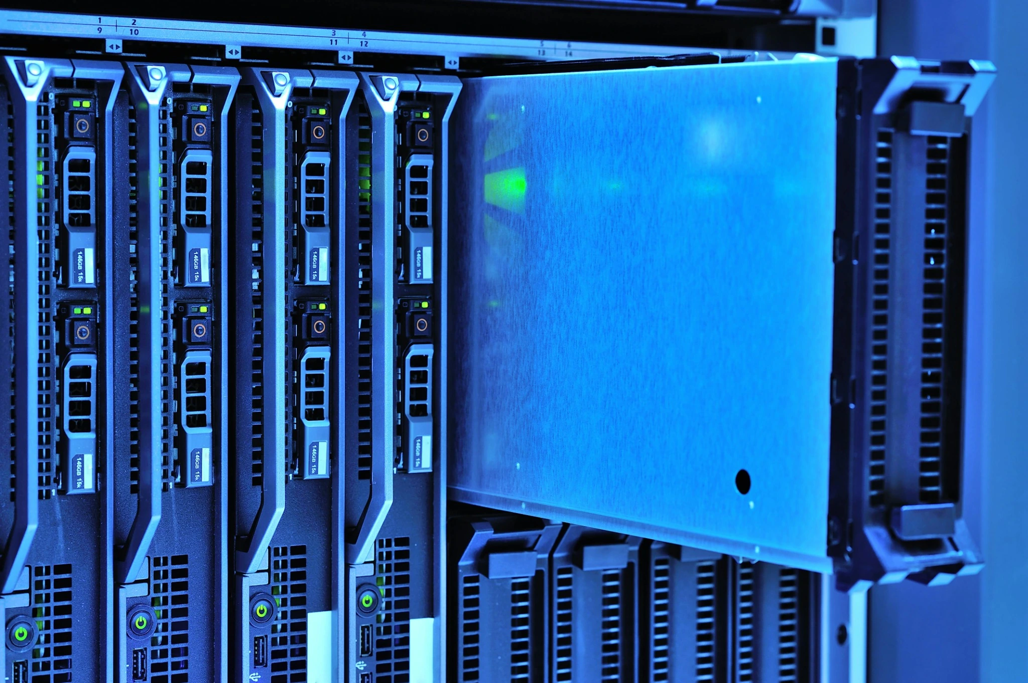 Hosting altyapısını gösteren veri merkezi sunucuları